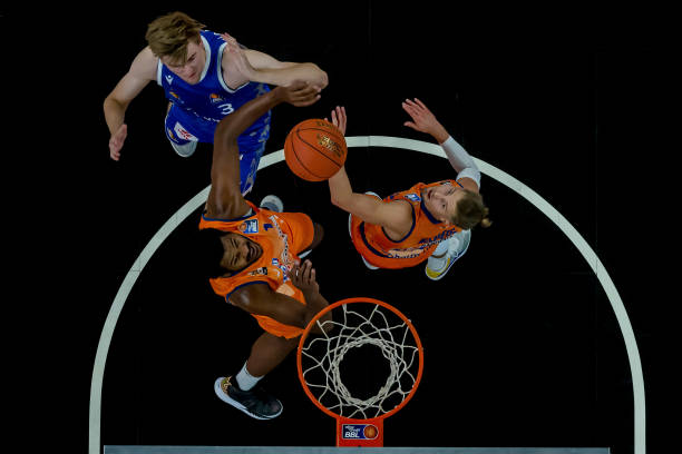 并继续掌控 并继续掌控