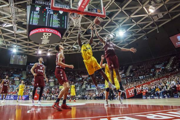 在他踏上绿 在他踏上绿